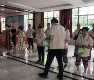 夏日送清涼，情意沁人心